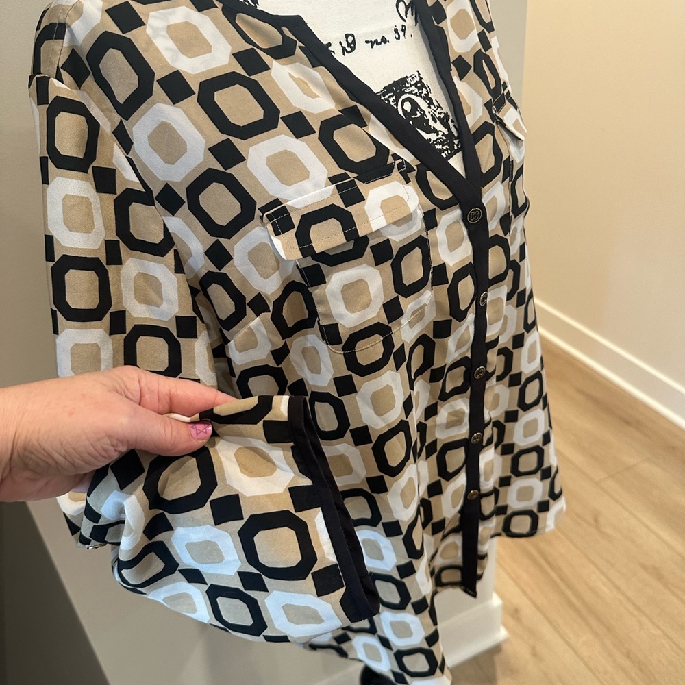 🩵New York & Company Black and Cream Patterned Button-Down Shirt - Picture 8 of 9